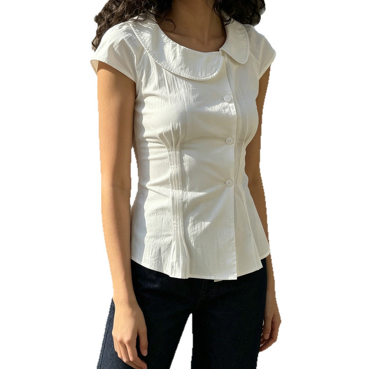 Allsidig kortermet damebluse med moderne krage; perfekt som arbeidsklær eller fritidsbluse.