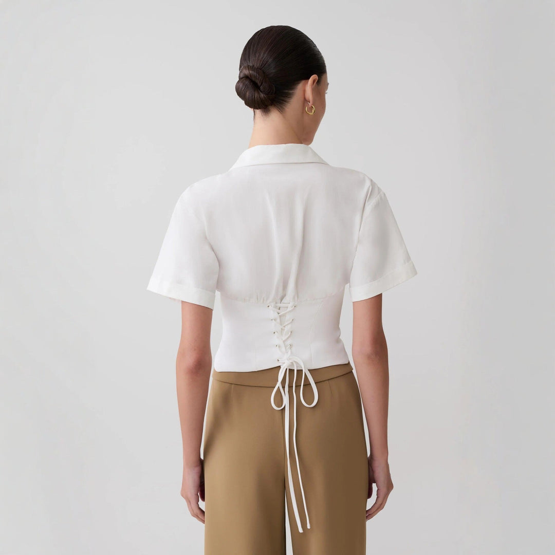 Elegant kortermet hvit V-hals bluse for kvinner. En stilren damebluse, ideell for casual sommerbruk.