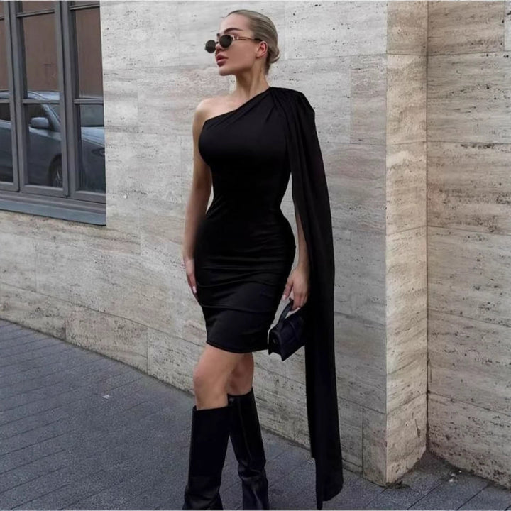 Elegant asymmetrisk damekjole med figurvennlig snitt, perfekt for fest og selskapsbruk.