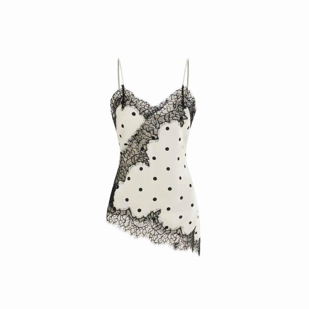 Feminin og elegant sommertopp med spisskant og justerbare stropper. Tilgjengelig i flere farger.