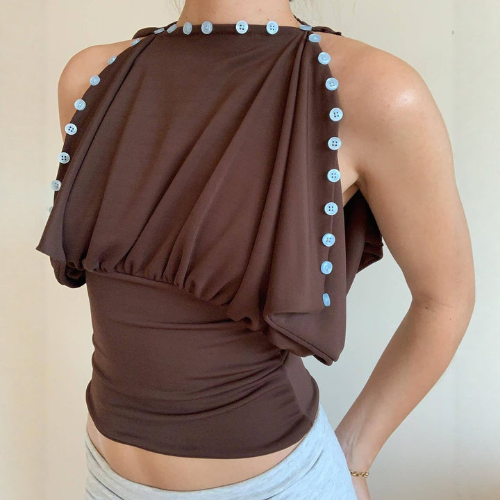 Elegant brun dame topp med avskårne skuldre og fine knappedetaljer. En chic bluse til enhver anledning.