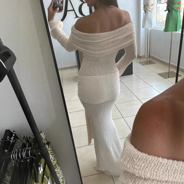 Damekjole i aprikos med elegant off-shoulder snitt. Ideell for formelle fester, bryllup og gallamiddager.
