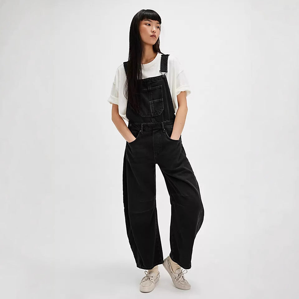 Casual dame jumpsuit i blå denim med justerbare stropper, perfekt som arbeidsdress eller hverdagsbruk.
