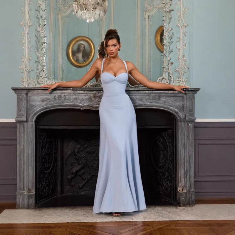 Elegant aftenkjole for dame med hjerteutskjæring og flytende snitt, perfekt som festkjole eller gallakjole.