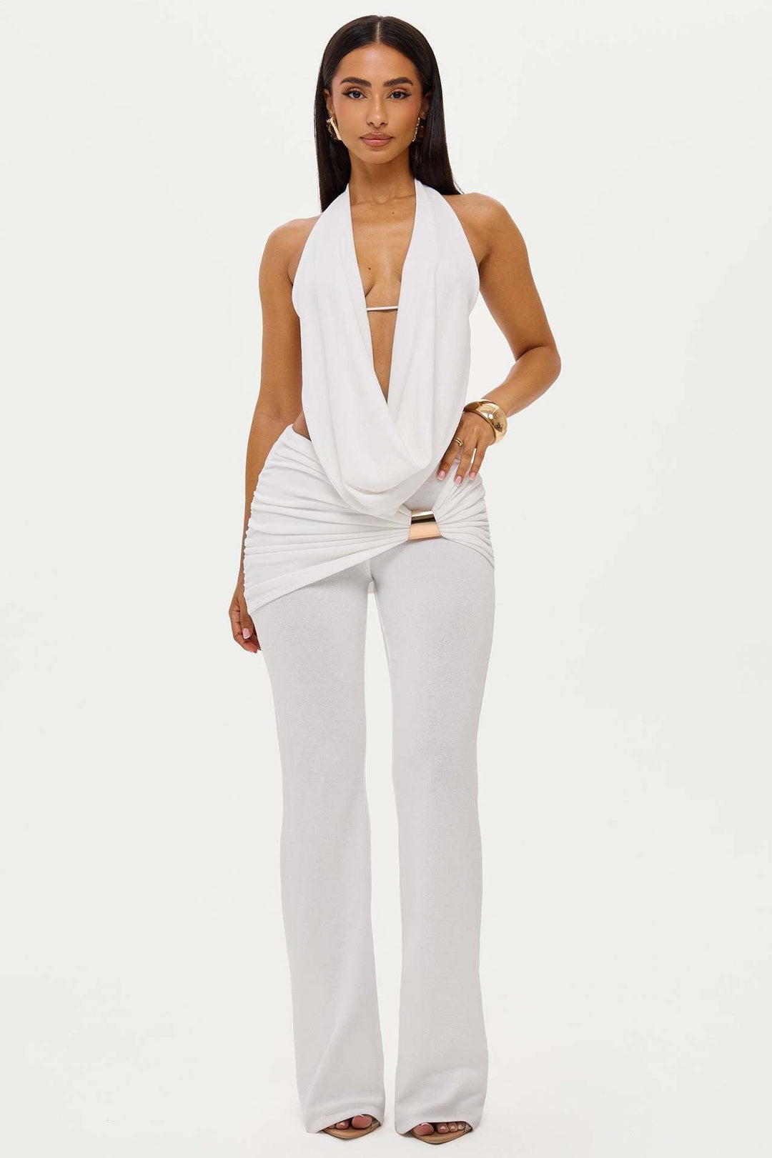 Figurnær fest jumpsuit for kvinner, med dyp utringning og flytende vide ben for en elegant look.