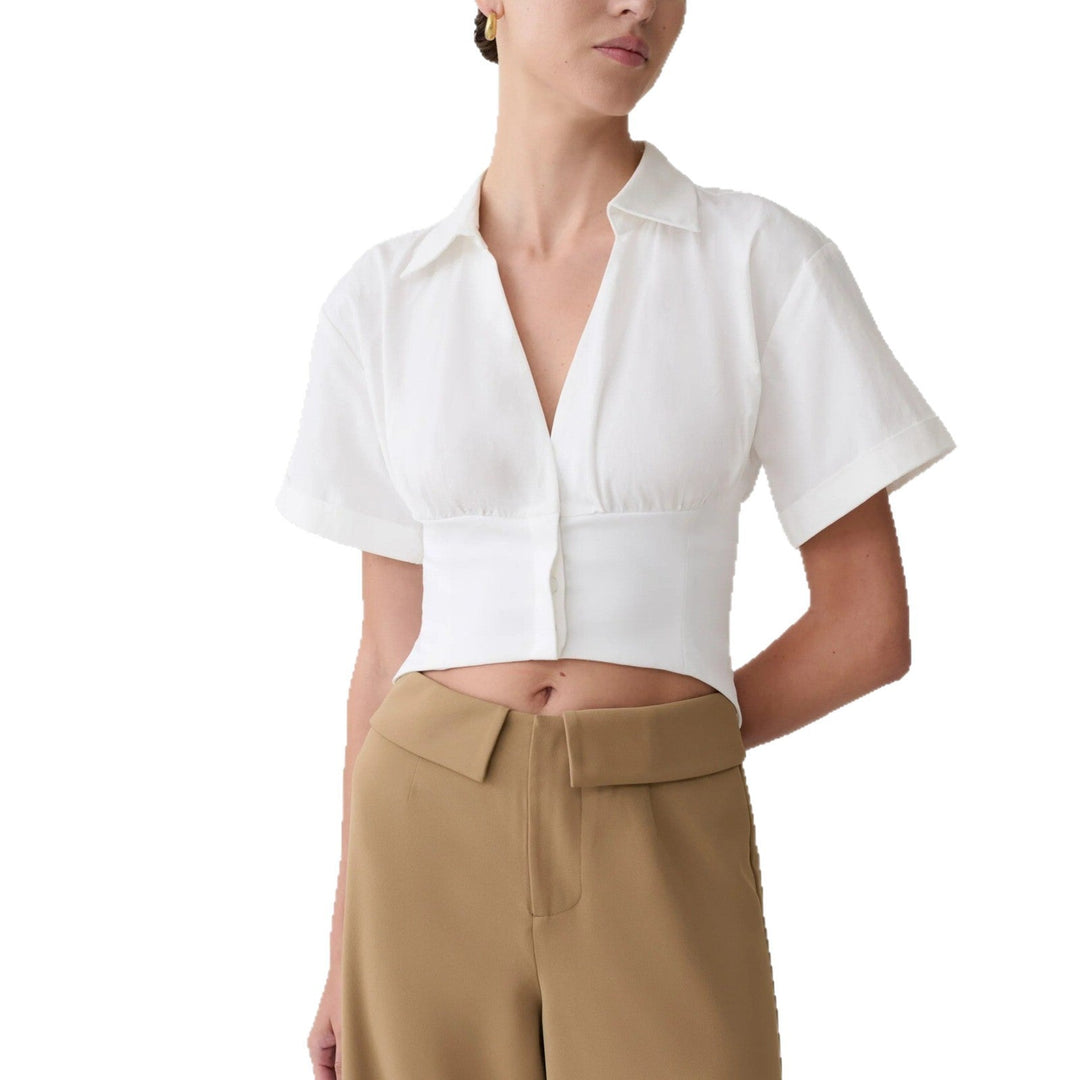 Klassisk kortermet damebluse i hvit med elegant V-hals. Ideell for en stilfull hverdag på vår/sommer.