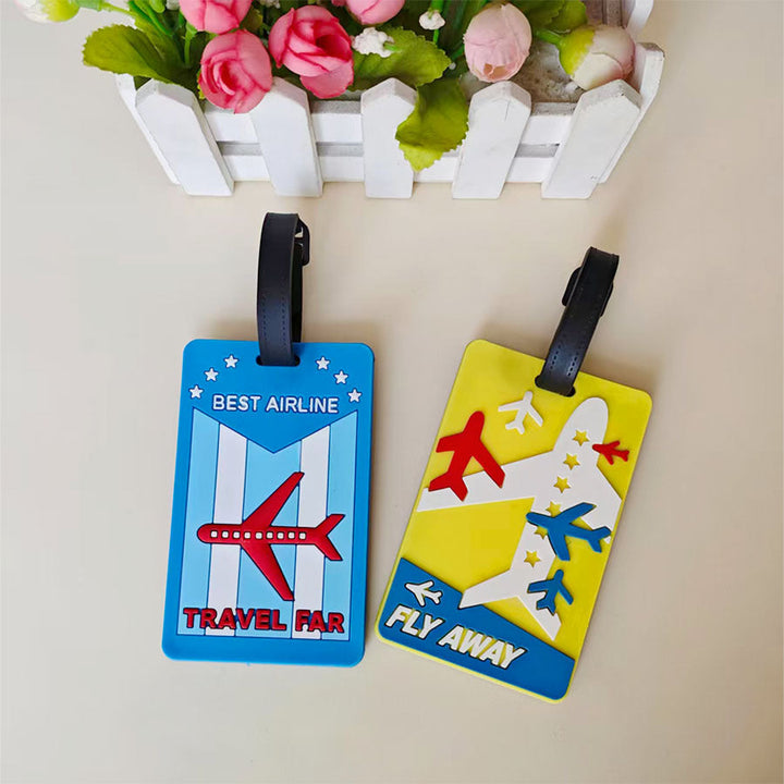 Stilig silikon bagasjelapp med flydesign festet til en koffert. Praktisk reisemerke for enkel identifikasjon.