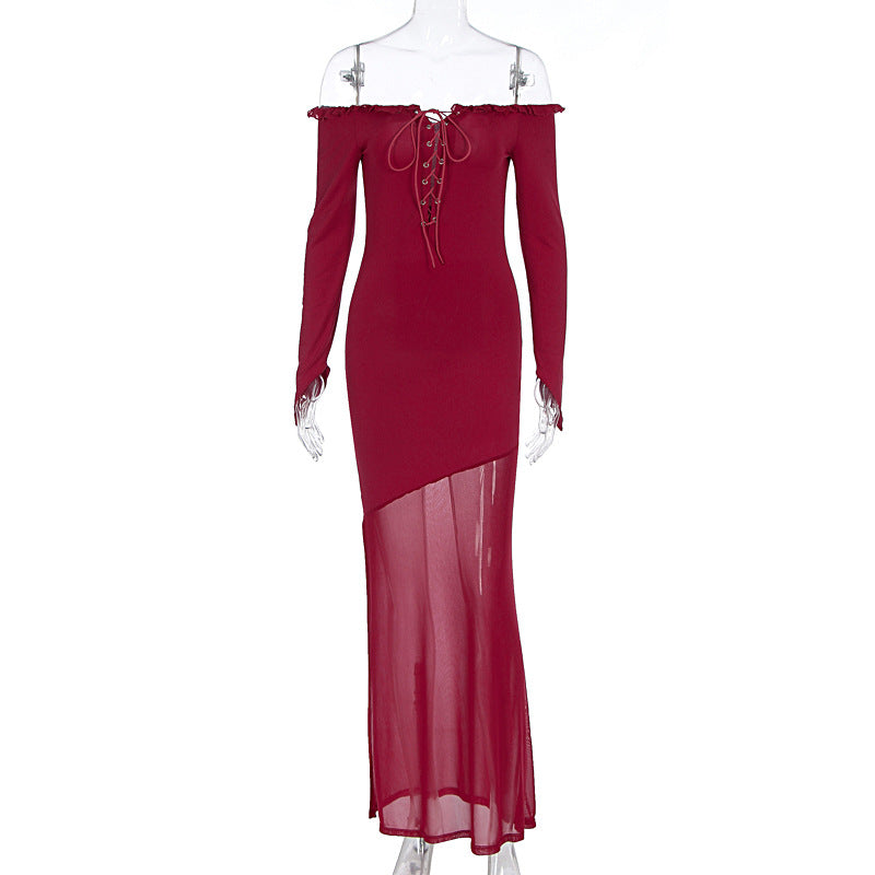 Mote off-shoulder maxikjole, rød, med unikt gjennomsiktig skjørt for en stunning kveldslook.