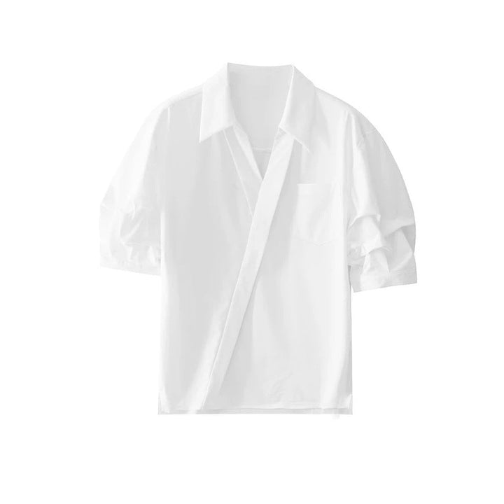 Lett hvit vår-/sommerbluse for kvinner, oversized stil med flytende stoff for elegant og behagelig bruk.