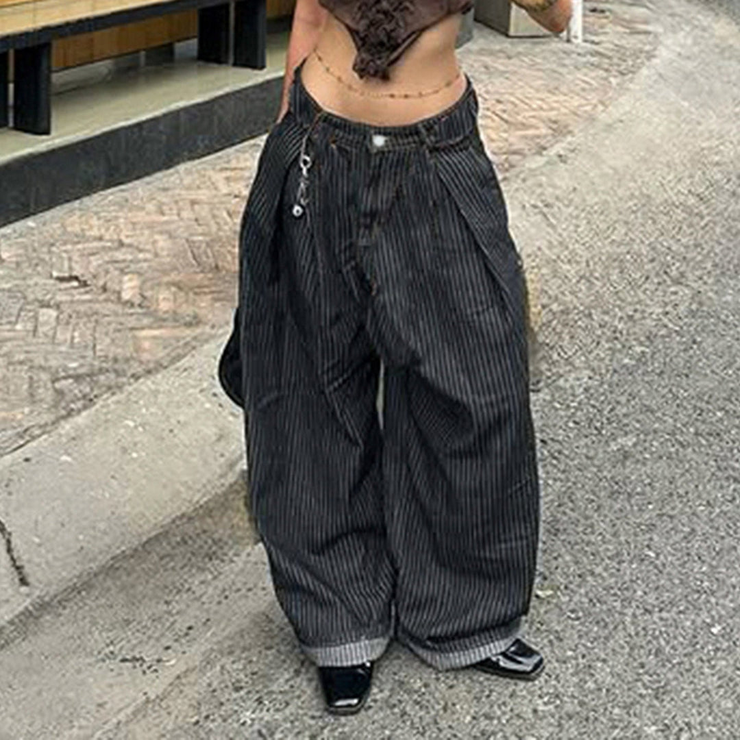 Elegant svarte vide jeans med tynne striper og høyt liv for kvinner, ideell for trendy vår- og sommermote.