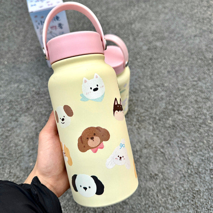 Gjenbrukbar stål drikkeflaske, 900 ml, med søtt kattemotiv. Isolert design holder drikken kald/varm.