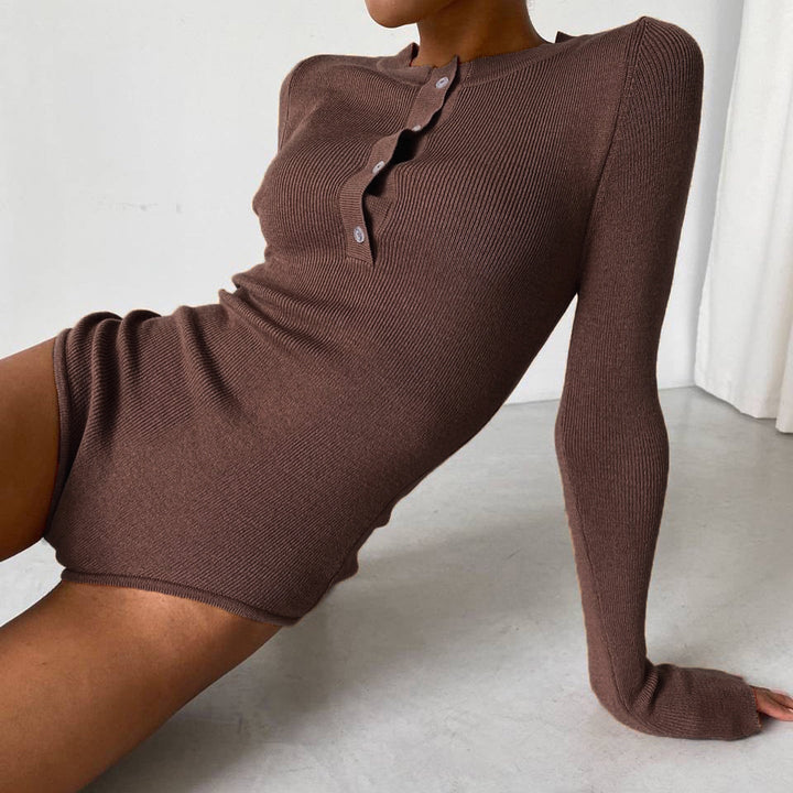 Komfortabel dame bodysuit, ribbet stoff og lange ermer, ideell for både hverdag og festantrekk.