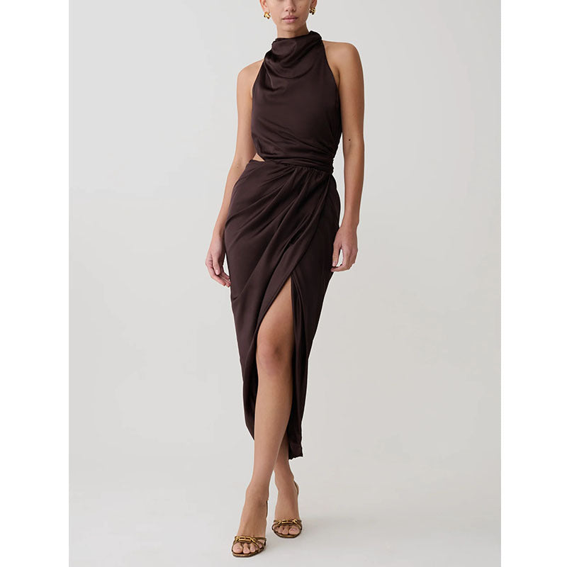 Formell brun damekjole. Stilig maxikjole med høy hals & asymmetrisk snitt. Elegant for fest.