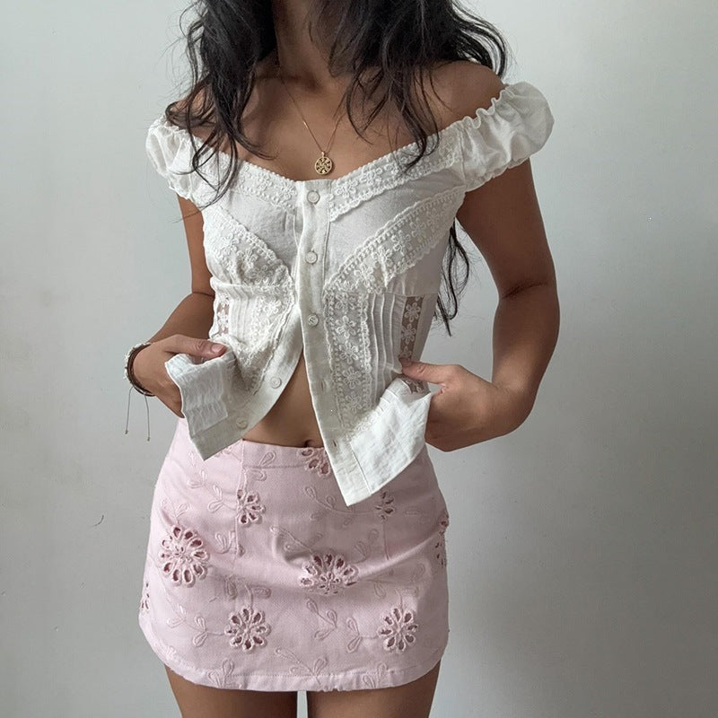 Elegant slimfit blondebluse for damer med V-hals, ideell for festantrekk eller hverdag om våren/sommeren.
