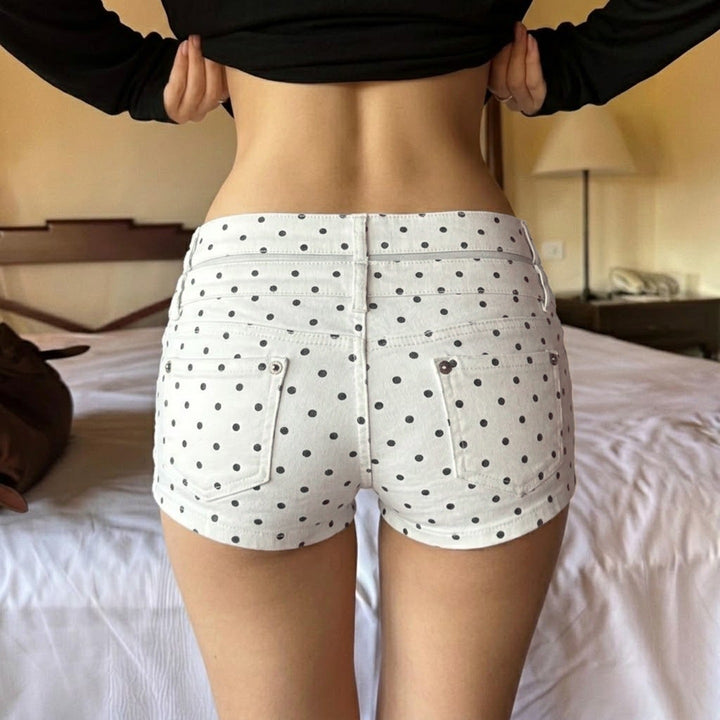 Trendy prikkede sommershorts for kvinner med høy midje. Enkel å style for ulike sommeranledninger.