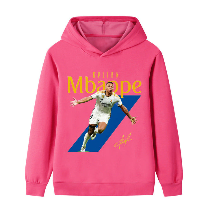 Barn i Mbappé hoodie, viser komfort og stil under lek eller aktivitet, perfekt for hverdagen.