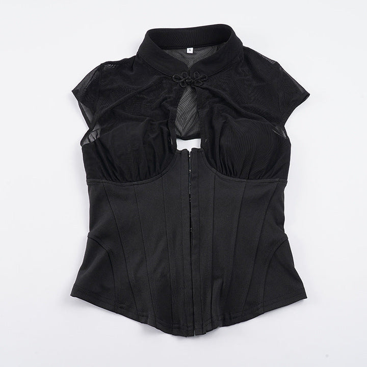 Elegant damekorsett i rødt med transparente innslag; feminint design for festantrekk.