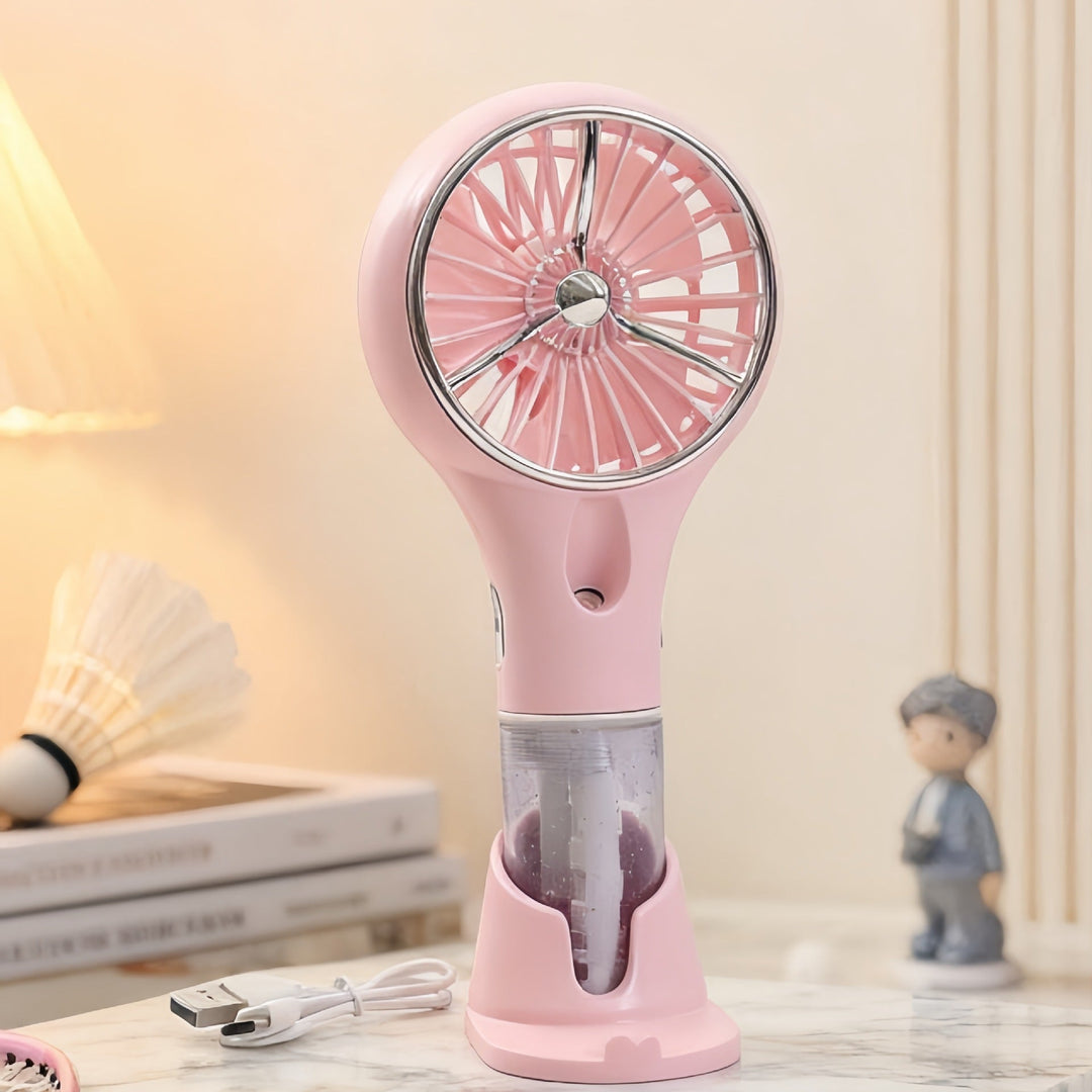 Reisevifte med USB og vanndusj, en bærbar løsning for kjøling og fuktighetsgivende komfort på farten.