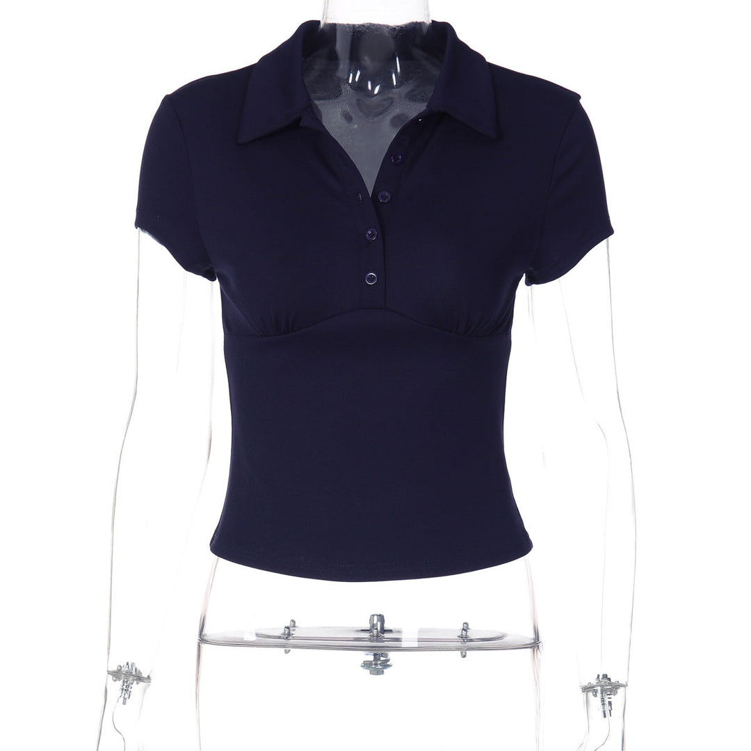Sporty-elegant dame poloshirt i svart, kortermet og figursydd, ideell for jobb eller fritid.