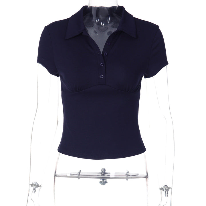 Sporty-elegant dame poloshirt i svart, kortermet og figursydd, ideell for jobb eller fritid.