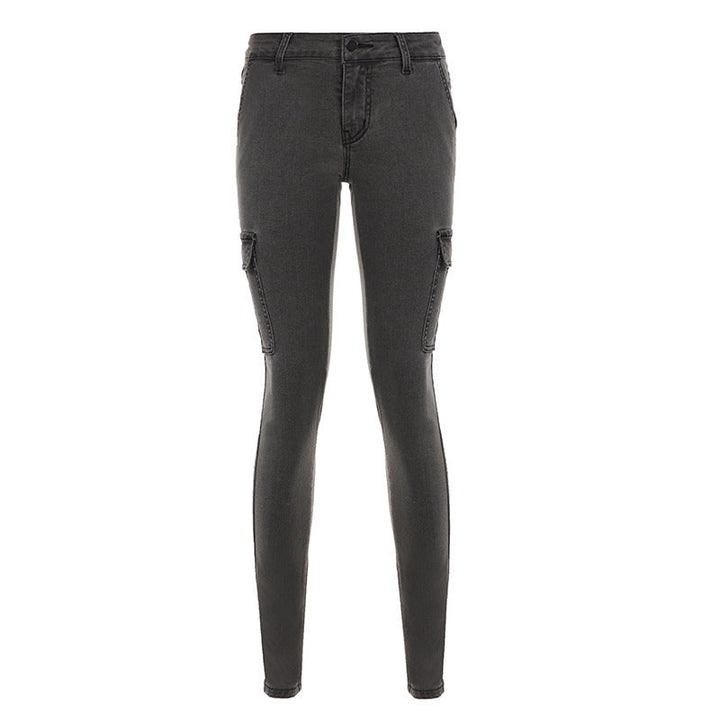 Detaljbilde av herre slim-fit cargo jeans. Viser stofftekstur, sømmer og knapper.
