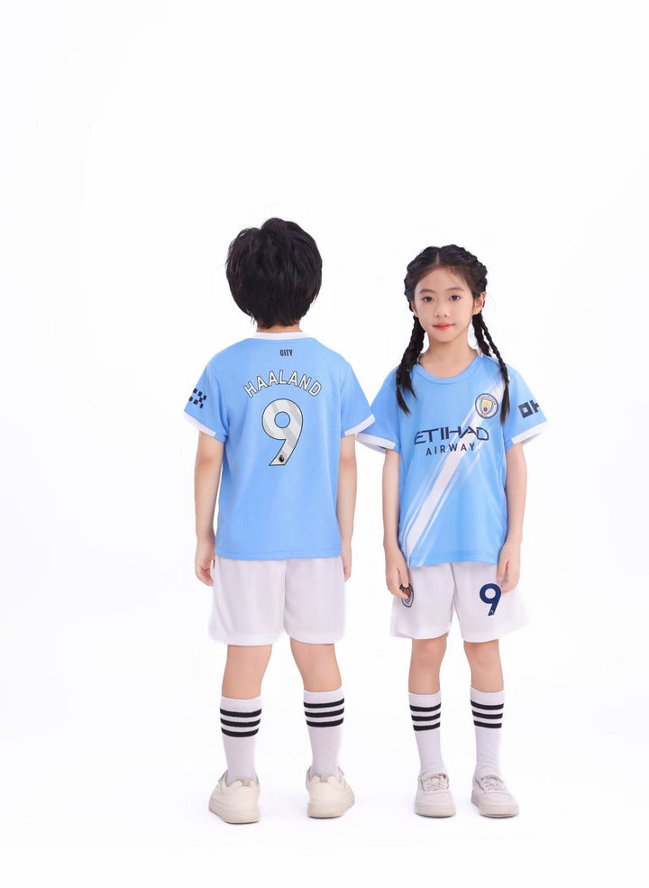Komplett fotballsett for barn/ungdom, inkl. fotballtrøye og -shorts. Ideell lekedrakt og gave til unge sportsutøvere.