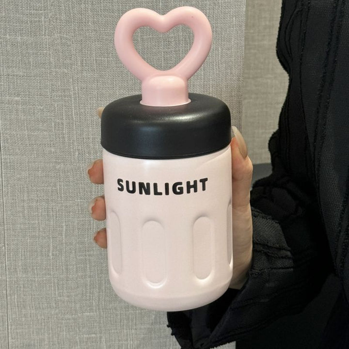 Trendy blå drikkeflaske med hjertehåndtak, 500ml. Din perfekte partner for reise, trening og jobb.