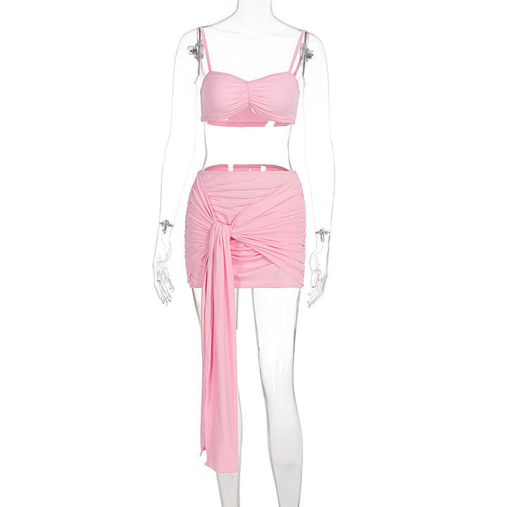 Chic rosa dame skjørtesett med crop top og rynkedetaljer. Elegant sommerantrekk for fest og ferie.