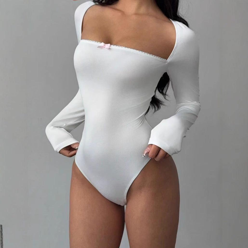 Elegant svart figurtiltende langermet damebodysuit med dyp utringning, perfekt som baseplagg eller festtopp.