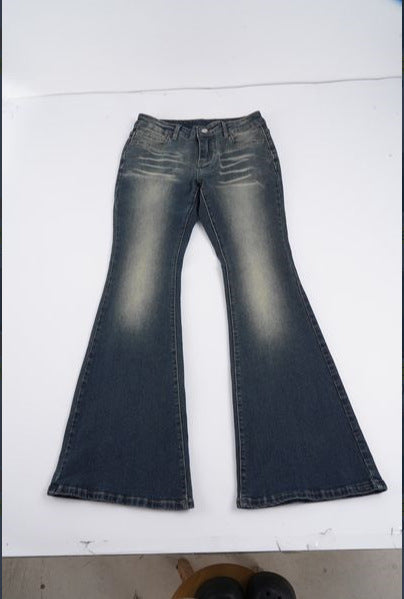 Trendy dame jeans: flared ben, høy midje og autentisk bruktlook for en moteriktig casual stil.