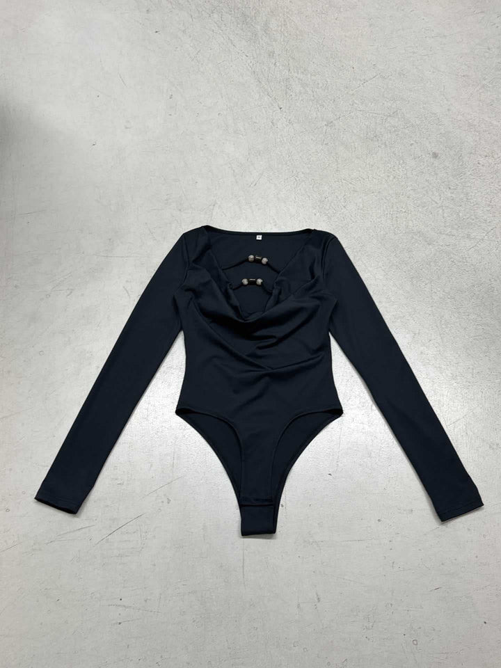 Elegant damebody med behagelig passform, lange ermer og flatterende utringning, perfekt for alle anledninger.