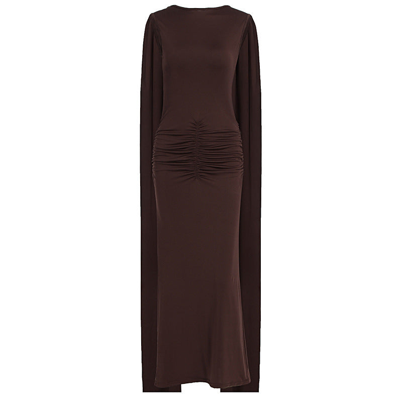 Brun elegant maxikjole med rynker og gjennomsiktige ermer. Flott til fest og spesielle anledninger.