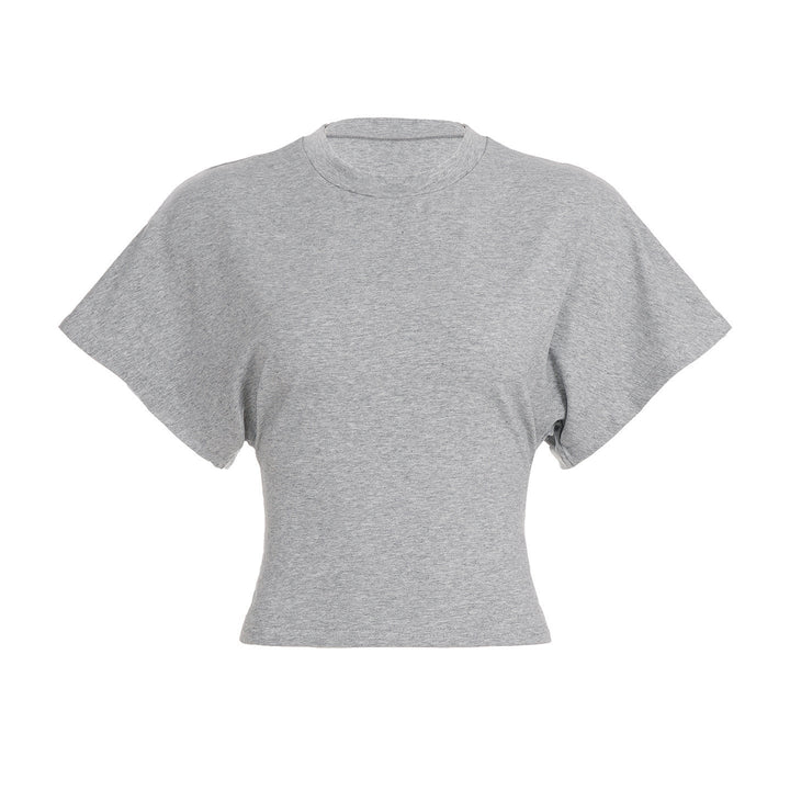 Motebevisst dame topp: kortlengde, løs passform og rund hals. Trendy og behagelig for vår- og sommermoter.