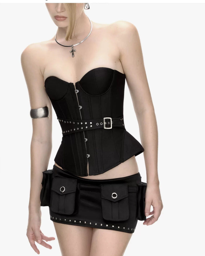 Hvit elegant korsett topp dame, med smigrende off-shoulder utringning og dekorative detaljer.