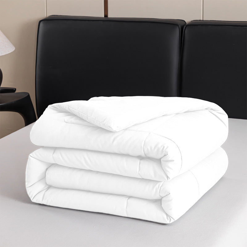 Mykt, dekorativt kastepledd i polyester. Perfekt for stue og soverom for å legge til komfort og stil.
