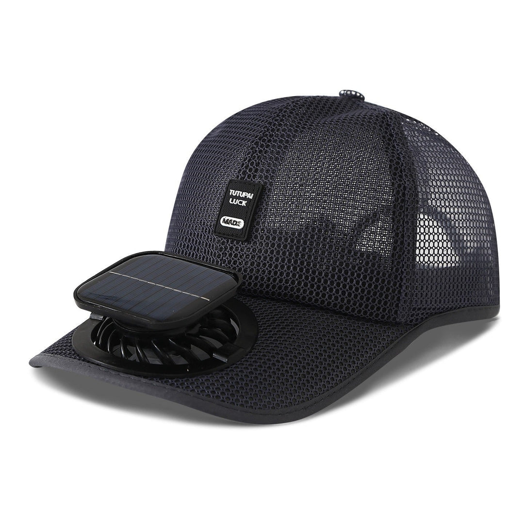 Solcelledrevet viftecaps i mesh-materiale, perfekt som sommerhatt og utendørs sportsutstyr.