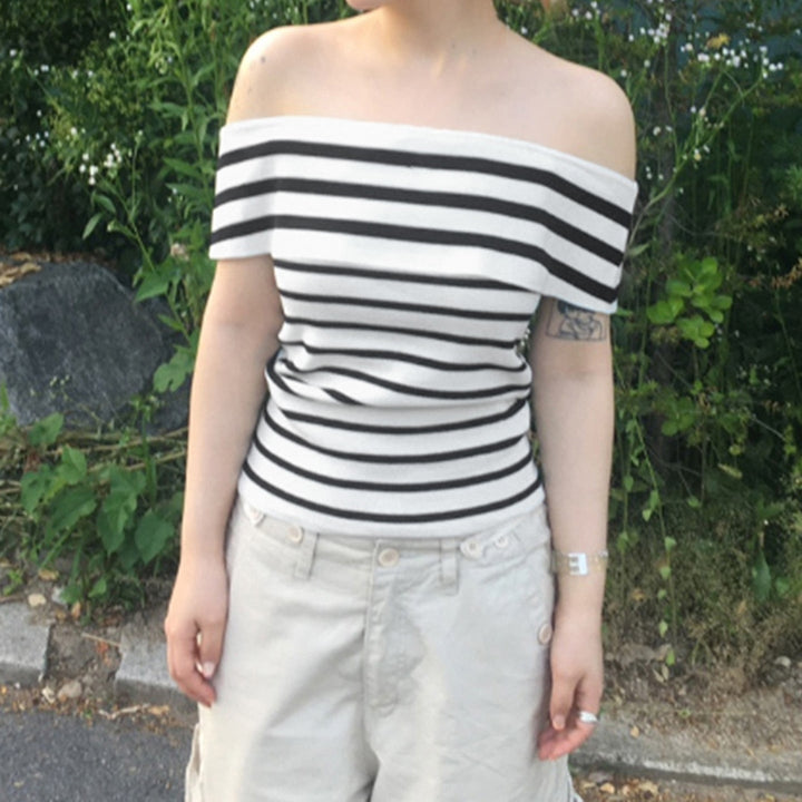 Stripet off-shoulder dametopp med bred krage. Komfortabel og chic sommertopp for motebevisste.