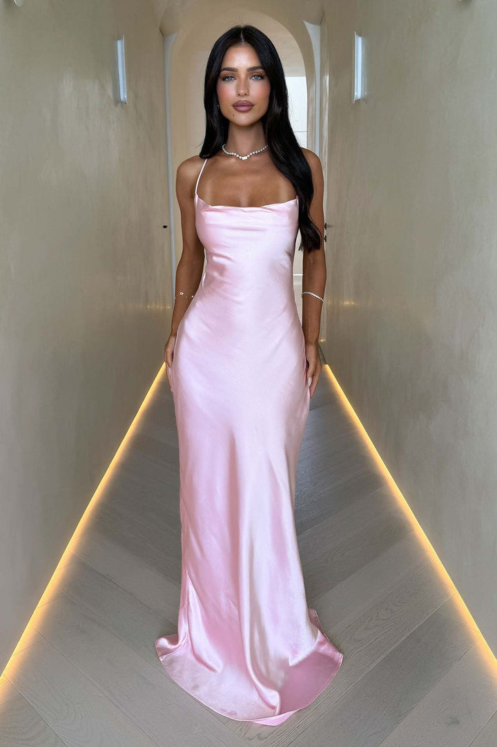Elegant galla kjole med delikat spagettistropp og voluminøst, flytende skjørt for en grasiøs look.