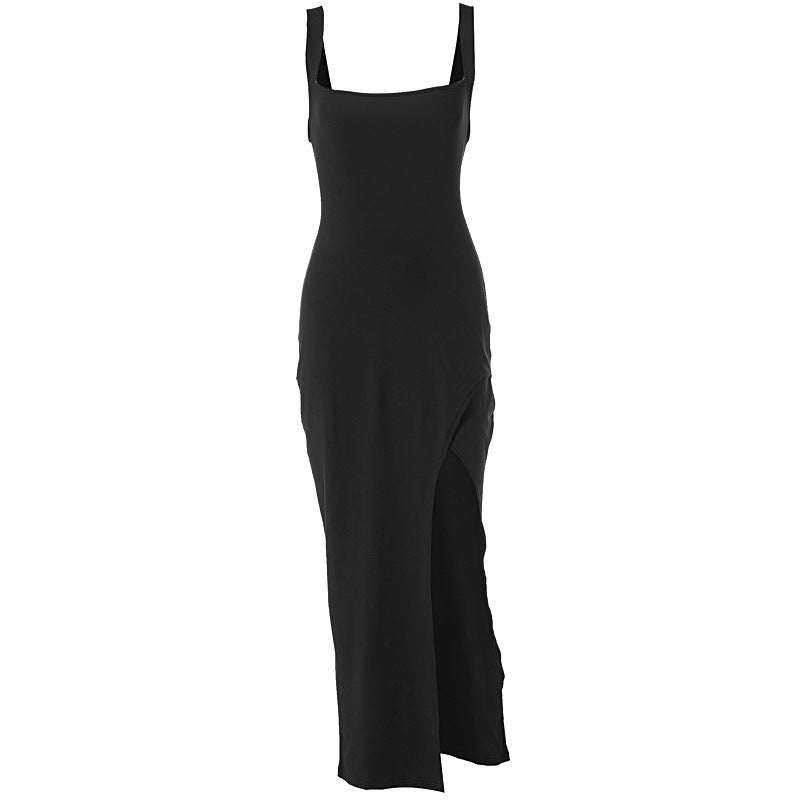 Sommerlig elegant damekjole med luftig stoff, figursydd passform og sidesplit, perfekt for varme dager.