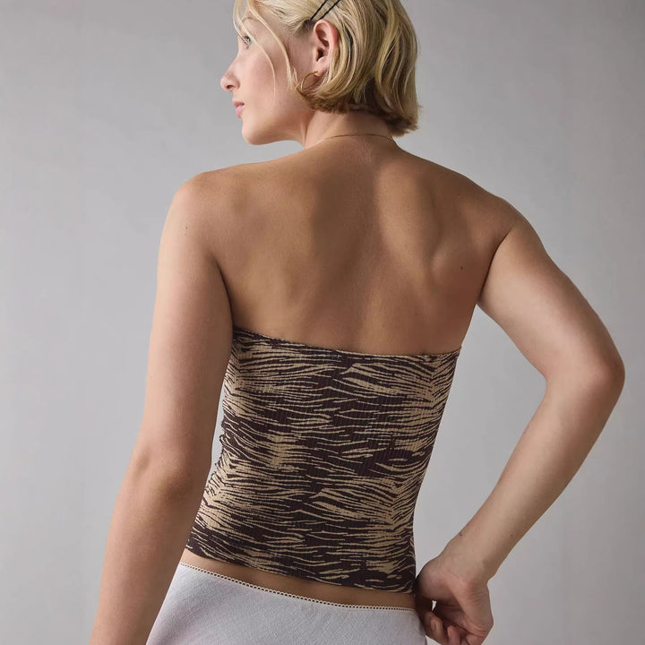 Trendy stripet bandeau-topp for dame, ideell som strandtopp eller elegant sommermote. Komfortabel fritidstopp.