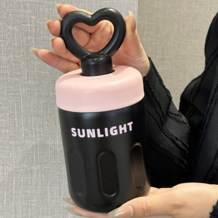 500ml blå vannflaske med ergonomisk hjertehåndtak, lett og bærbar for sport, skole og jobb.