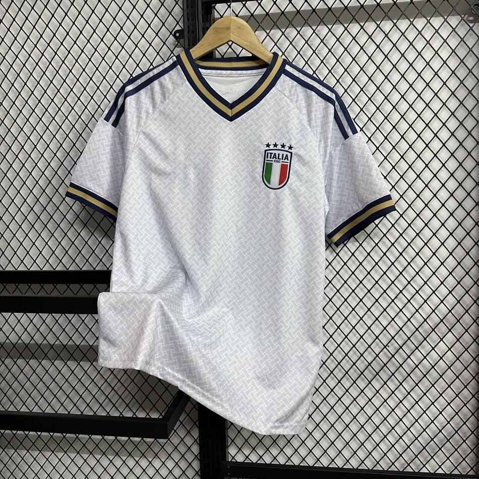 Herremodell iført den offisielle Italia landslagsdrakten 2026. Sportsklær for fotballsupportere.