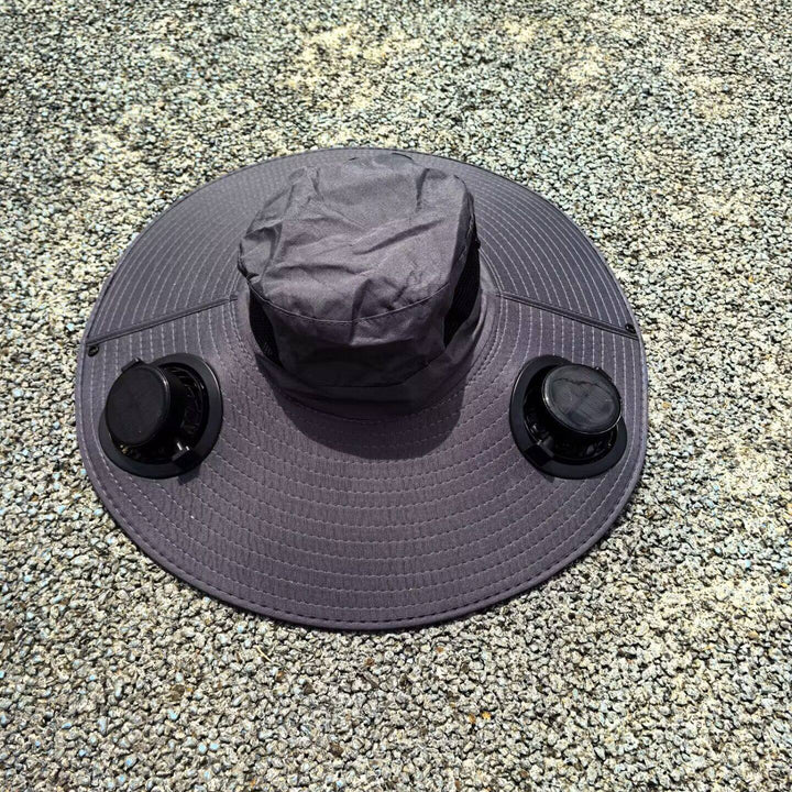 Detaljbilde av pustende unisex solhatt med vifter, designet for maksimal luftstrøm og effektiv kjøling.