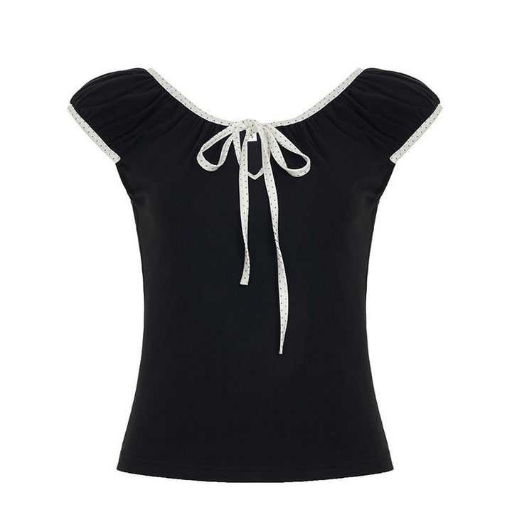 Svart bluse med karakteristiske puffermer og sløyfedetaljer, et elegant valg for enhver anledning.