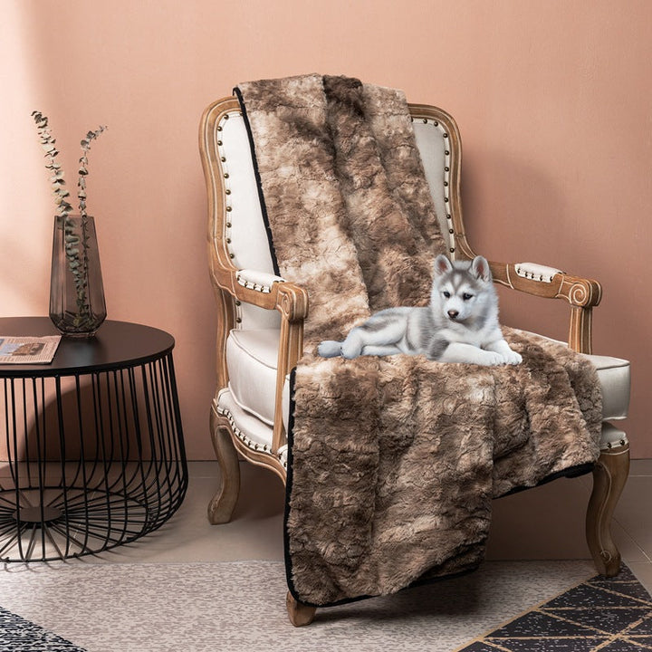 Fløyelsmykt brunt koseteppe, perfekt for avslapning i stuen eller soverommet. Mykt unisex pledd for hjemmeinnredning.
