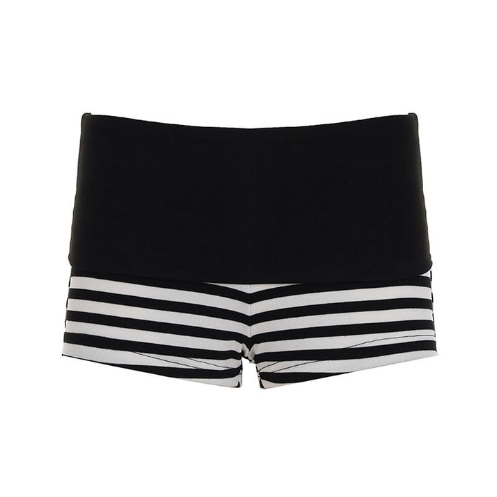 Svart-hvitt stripete dameshorts, ideell som trenings- eller sommershorts med en fleksibel, elastisk midje.