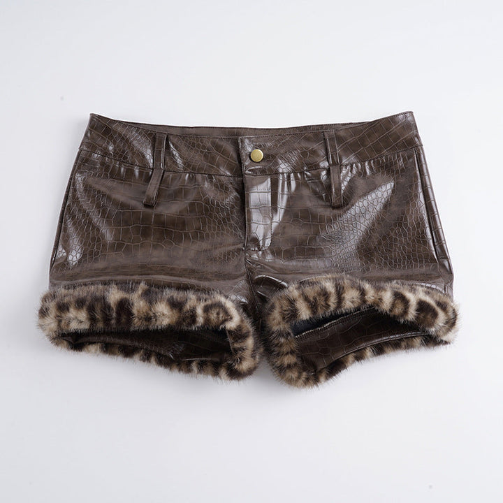 Dame sommershorts med unikt krokodillemønster og chic leopardkant. Komfortabelt festantrekk.