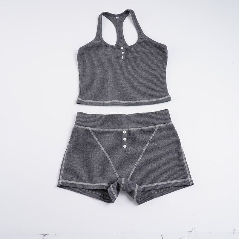 Stilig og komfortabelt dame sett med crop topp og shorts, ideelt for en moderne, sporty look i varmt vær.