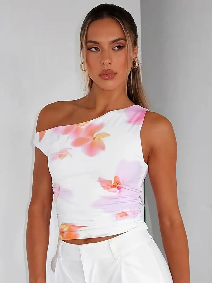 Moteriktig dame off-shoulder crop-top med blomster, perfekt som festtopp sommer/vår.