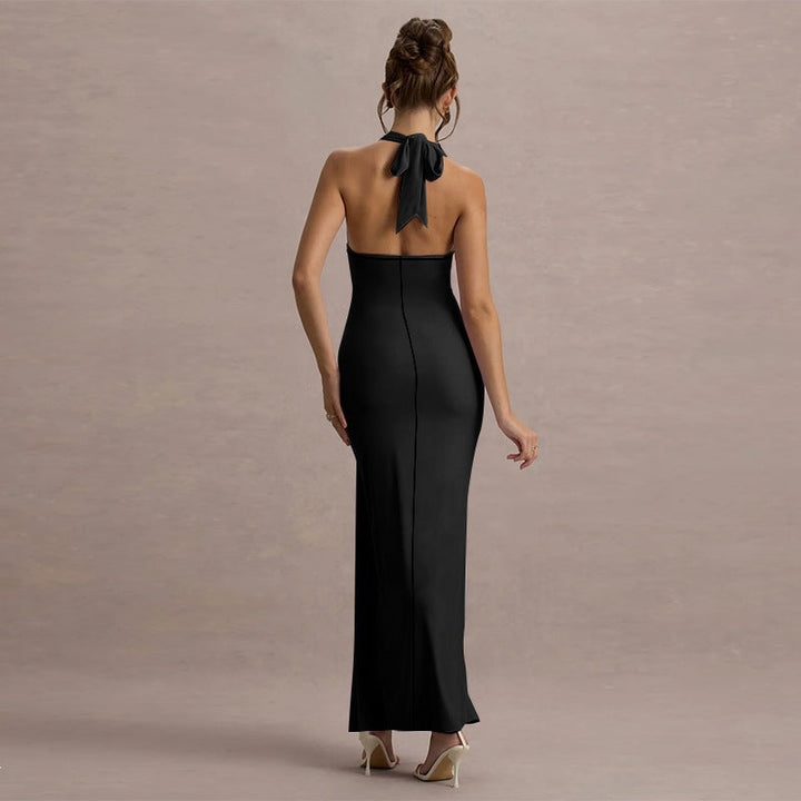 Flatterende elegant maxikjole med høy hals og chic drapering. Tidløs festkjole for dame i maxilengde.